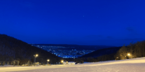 View from snow-covered Mt. Moiwa. 厚い雪に覆われた真冬の夜の藻岩山からの眺め。ミッドナイトブルーの夜空はどこまでも深くて透明。